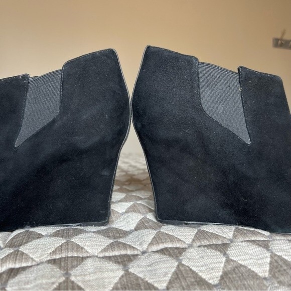 BCBGMAXAZRIA Black Suede Wedge Heeled Slip On Ankle Boots Booties Women's 9.5 - Picture 6 of 16
